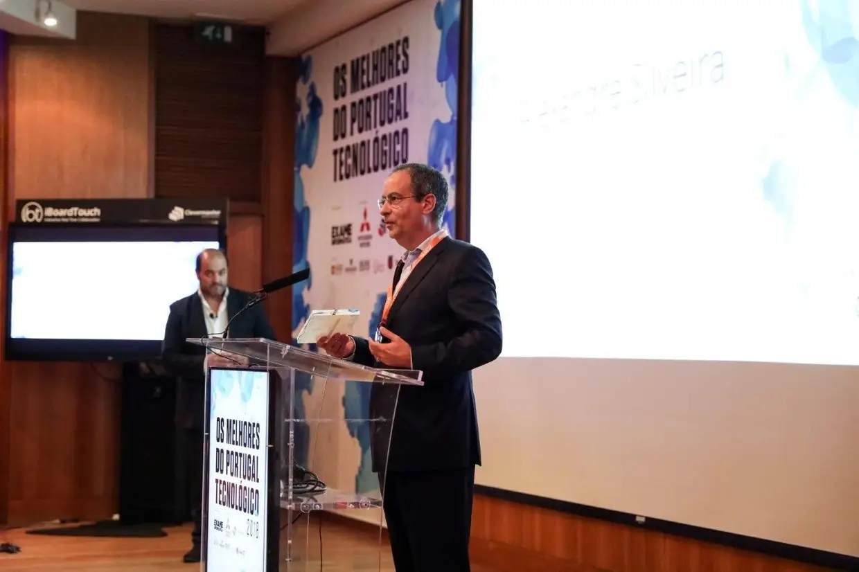FABRICANTE DE COMPUTADORES, Menção Honrosa: Alexandre Silveira, HP. A aposta num design distintivo e a clara aposta em novas áreas – como o gaming – dão à HP um lugar cimeiro entre os maiores fabricantes mundiais de computadores. O ano de 2017 não é de revolução, mas de evolução sustentada com a empresa americana a manter um portefólio muito consistente e variado