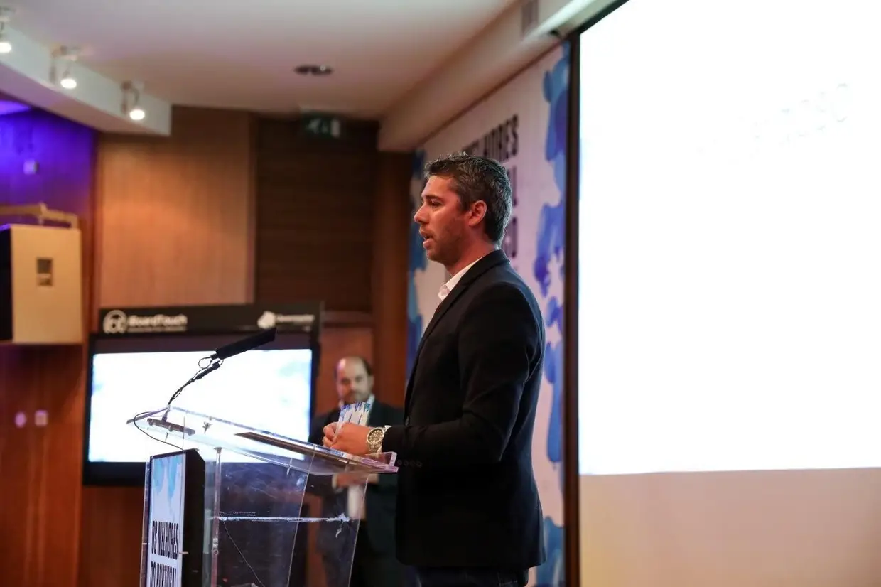 FABRICANTE DE COMPUTADORES, Menção Honrosa: Eduardo Cardoso, ASUS. Continua a ser o fabricante mais consistente ao longo dos últimos três anos. A Asus mantém uma qualidade de construção muito elevada com particular atenção à utilização de materiais nobres e a um cuidado muito grande no design dos equipamentos. Está na primeira linha da introduções de novos componentes e tecnologias