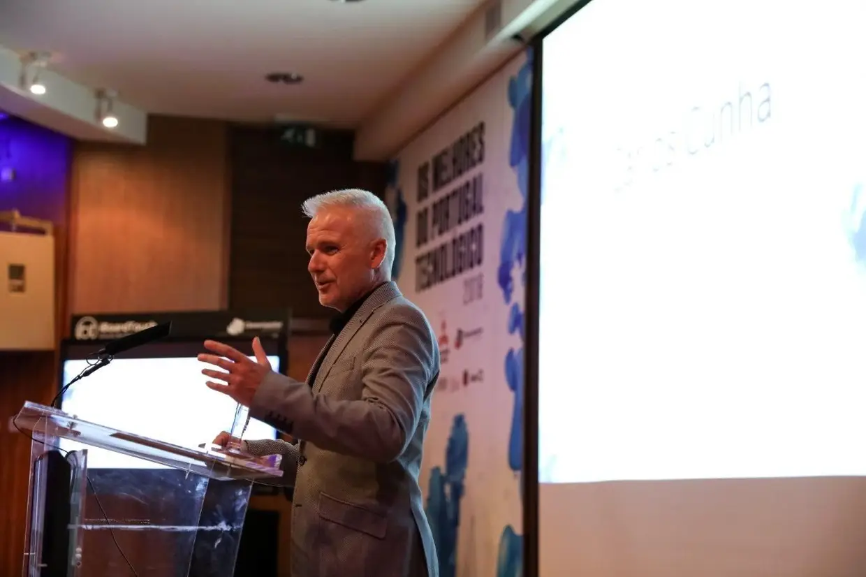 FABRICANTE DE COMPUTADORES, Vencedor: Carlos Cunha, Acer. Este ano é a ACER que mais se destaca por ter conseguido disponibilizar primeiro em Portugal, por exemplo, um sistema para Realidade Aumentada ou um portátil de gaming que usa uma nova plataforma de dissipação. Além disso, temos de destacar a consistência de um bom portefólio que tem propostas competitivas em todas as gamas de preço.
