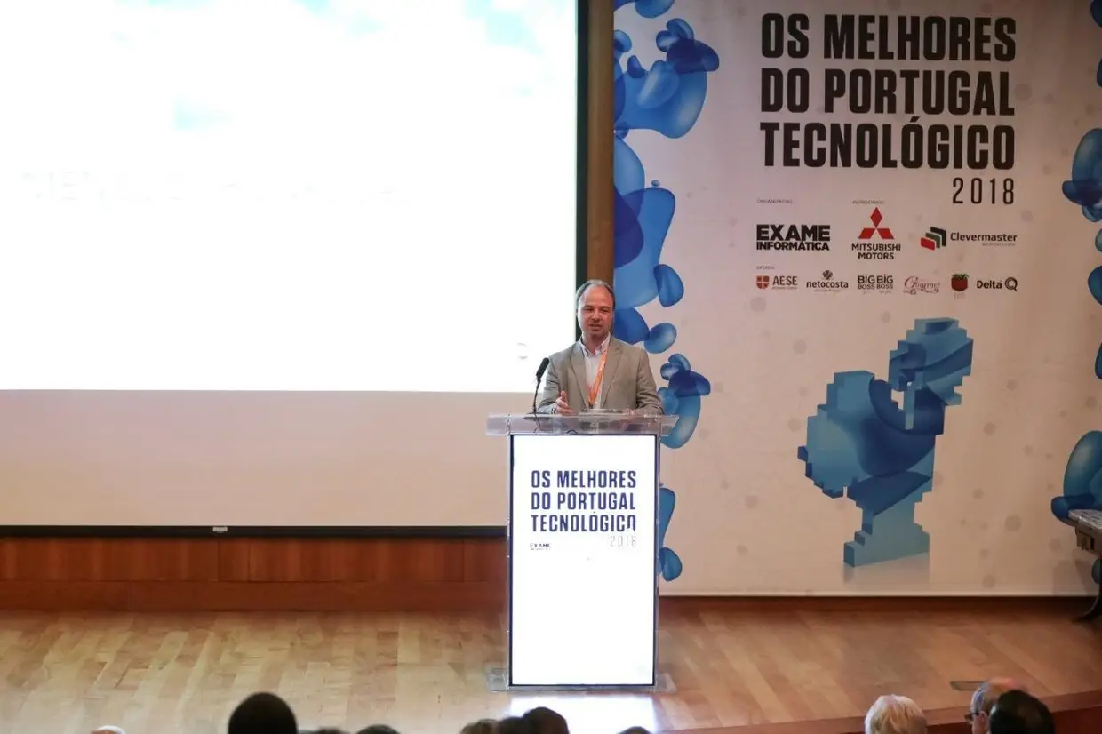António Cardoso, Cofundador da Xpectraltek, recebeu o primeiro prémio da noite: Menção Honrosa na categoria INOVAÇÃO. Ver aquilo que não está ao alcance dos nossos olhos. É a isso que se propõe a Xpecam, a câmara criada pela Xpectraltek que tem a capacidade de fazer uma análise espetral a vários objetos. O dispositivo já está a ser utilizado na portuguesa Signinum para descobrir pormenores em documentos e obras de arte. Em breve pode chegar à agricultura e às fábricas.