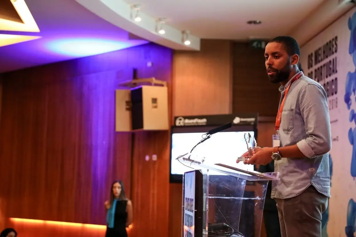 MARCA INTERNACIONAL, Vencedor: Ricardo Lima, Head of Startups da Web Summit. Depois de Paddy Cosgrave ter agradecido o prémio a partir do Canadá, via vídeo, coube a Ricardo Lima explicar como a Web Summit impactou o universo das startups em Portugal. A Web Summit é uma empresa, uma marca, um evento, um acelerador de ideias, de negócios… é tudo isto… ao mesmo tempo. Este é o último ano do contrato firmado com o Estado e nós aproveitamos para premiar estes três anos de presença em Portugal.