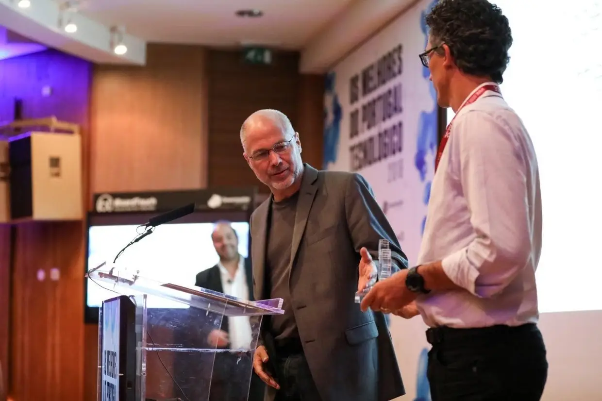 MARCA NACIONAL, Vencedor: Steve Rotter e Michel Ozzelo, Outsystems. A Outsystems criou uma plataforma que ajuda as empresas a agilizar as suas operações. Mais tarde, a empresa portuguesa percebeu que as organizações estavam a utilizar a Outsystems para o desenvolvimento de aplicações internas. Rapidamente, a empresa de Paulo Rosado reposicionou-se e começou a vender a plataforma como um serviço para a produção aplicacional rápida. Antes do resto do mercado. Já este ano, a empresa foi valorizada em mais de mil milhões de dólares