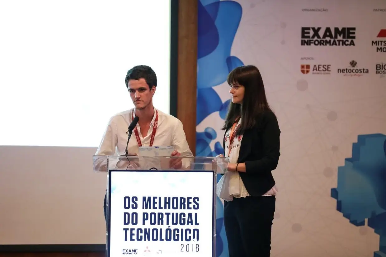 INOVAÇÃO, Menção Honrosa: Duarte Duas e Joana Paiva, VR2 Market, INESC TEC. Bombeiros, polícias, militares… os profissionais destas áreas são colocados em situações de grande stress e de risco elevado com muita frequência. Investigadores do Inesc Tec desenvolveram um sistema que recolhe dados fisiológicos e ambientais e dotado da alarmística necessária ajudar quando existem sinais de esgotamento e perigo de vida. O sistema já está a ser testado por corporações de polícia e de bombeiros.