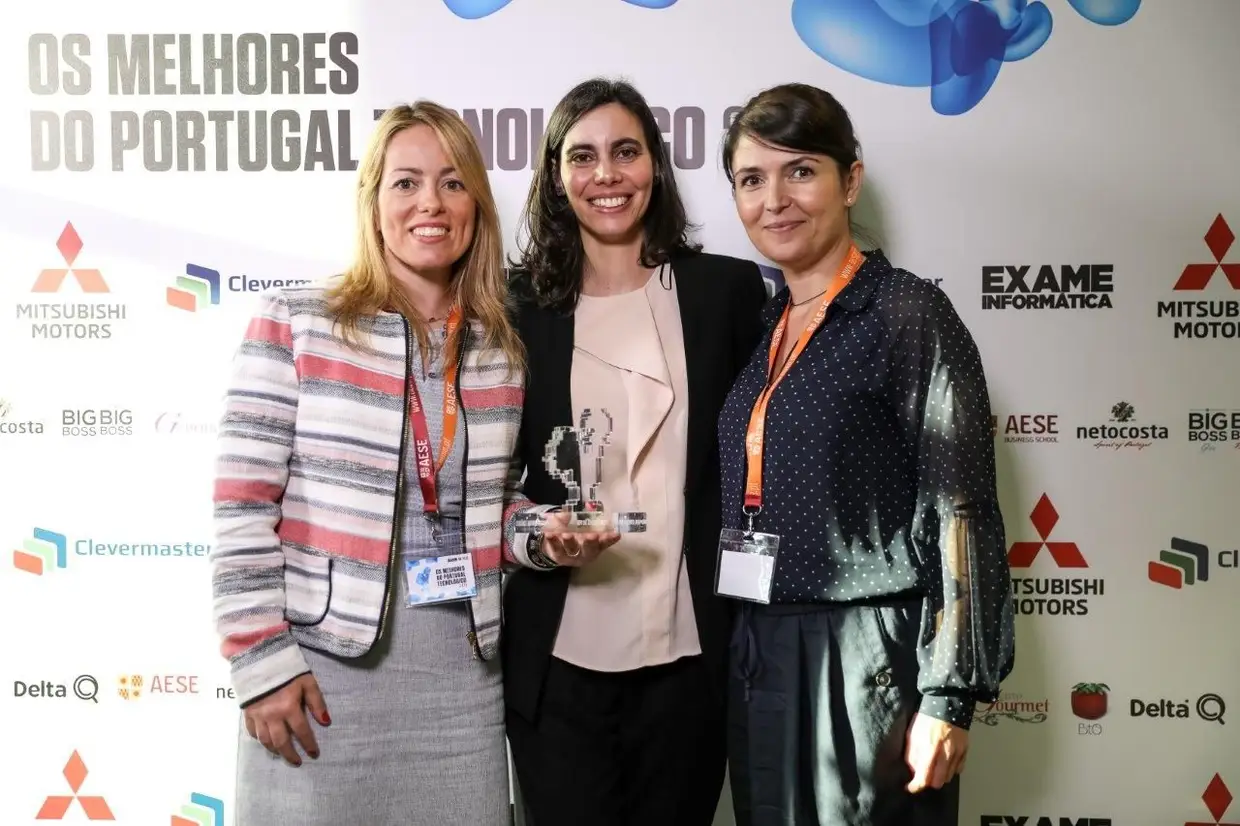 A equipa de investigadoras que desenvolveu o MyRNA Diagnostics com o troféu referente ao prémio Inovação