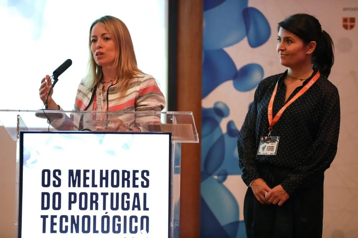 INOVAÇÃO, Vencedor: Susana Santos e Inês Alencastre, I3SMy. RNA Diagnostics é um projeto com o propósito de criar aquele que, eventualmente, poderá tornar-se num dos primeiros métodos de base biológica para o diagnóstico da depressão.A resposta está no sangue. Ou melhor, nos biomarcadores. Para desenvolver um produto capaz de apurar de forma expedita um potencial biomarcador da depressão, a equipa do I3S analisou amostras de pessoas que foram declaradas como tendo episódios de depressão severos e um conjunto de pessoas que não tiveram episódios de depressão e nunca tomaram antidepressivos.
