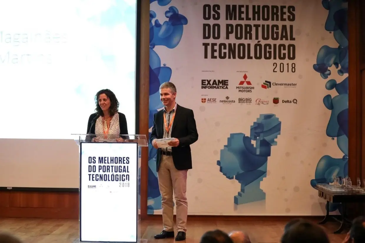 SUSTENTABILIDADE, Menção Honrosa: Catarina Magalhaes e Alfredo Martins, INESC TEC e CIIMAR. A sonda robótica que mergulha até aos 100 metros acoplada a submarinos. Lá em baixo, a MarinEye pode filmar mamíferos marinhos e, por exemplo, captar amostras para a sequenciação de ADN de micro-organismos. Tudo sem alterar as condições em que se encontravam no mar, mantendo-os vivos. Uma verdadeira sonda para estudar o ambiente marinho