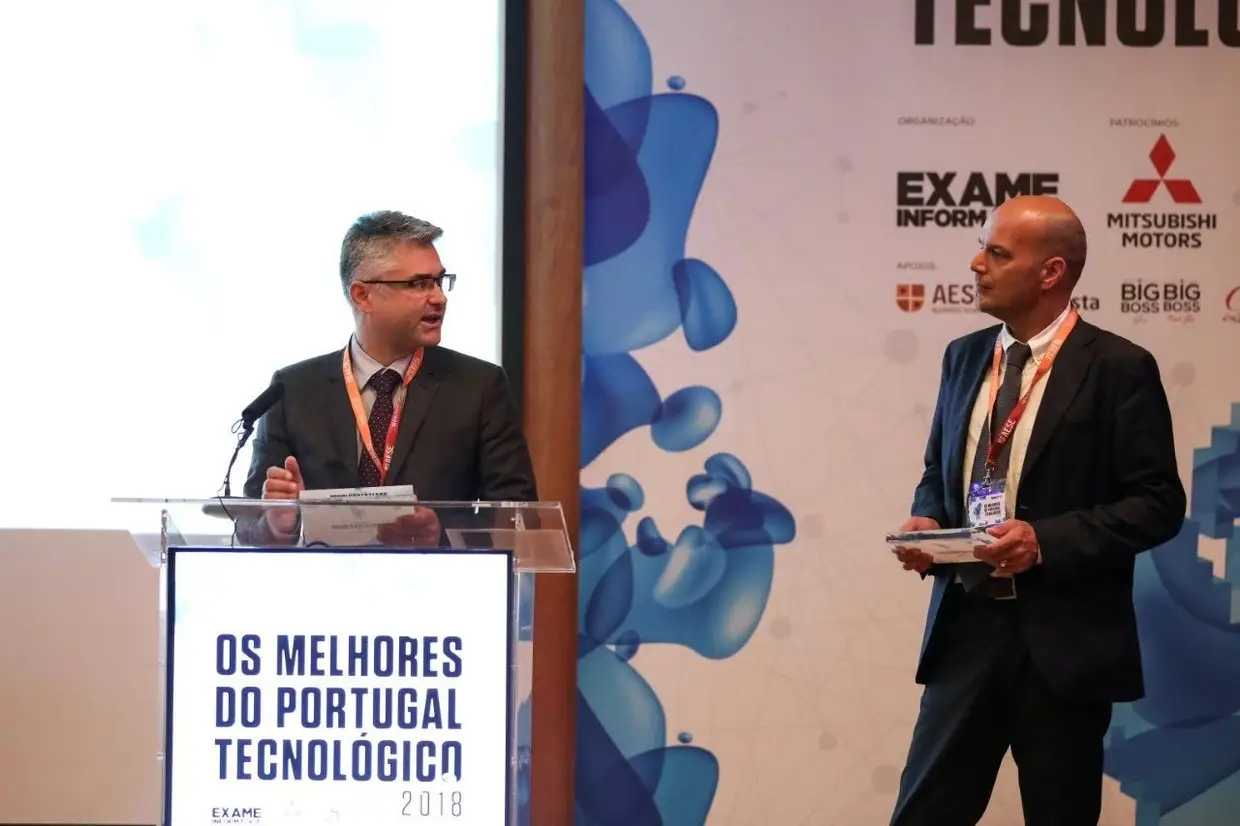 SUSTENTABILIDADE, Menção Honrosa: Jorge Ferreira e Carlos Pedro Ferreira, QART. A Qart é um projeto que reúne tecnologias da Internet das Coisas e que se materializou-se da parceria entre o ISQ e a Quantico. A pequena caixa integra uma série de sensores que recolhem dados sobre a qualidade do ar. Esses dados são transformados em informação pertinente para detetar, por exemplo, partículas que cheguem aos pulmões