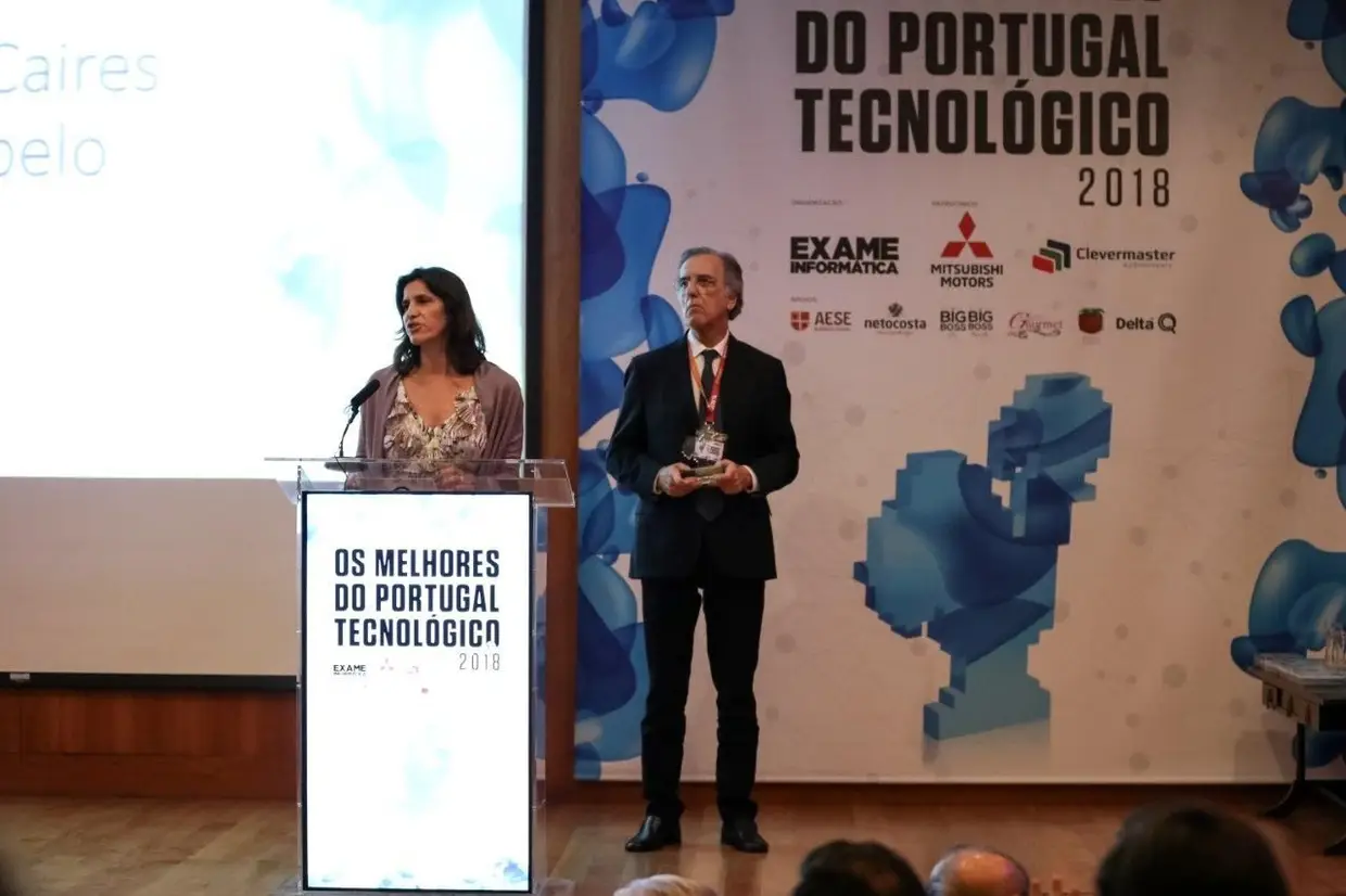 SUSTENTABILIDADE, Vencedor: Patrícia Caires e Rui Rebelo, Diretora Regional Adjunta RAM e Presidente EEM. O Porto Santo pode tornar-se uma das primeiras no mundo a não estar dependente de combustíveis fósseis. É essa a ambição do projeto “Porto Santo Sustentável” o qual implicou, na fase inicial, a colocação de 20 postos de carregamento elétrico e a entrega de mais de 30 automóveis elétricos. O projeto almeja a existência de mil automóveis elétricos num futuro onde as emissões vão ser quase nulas e cerca de 80 por cento da produção de energia não virá de combustíveis fósseis