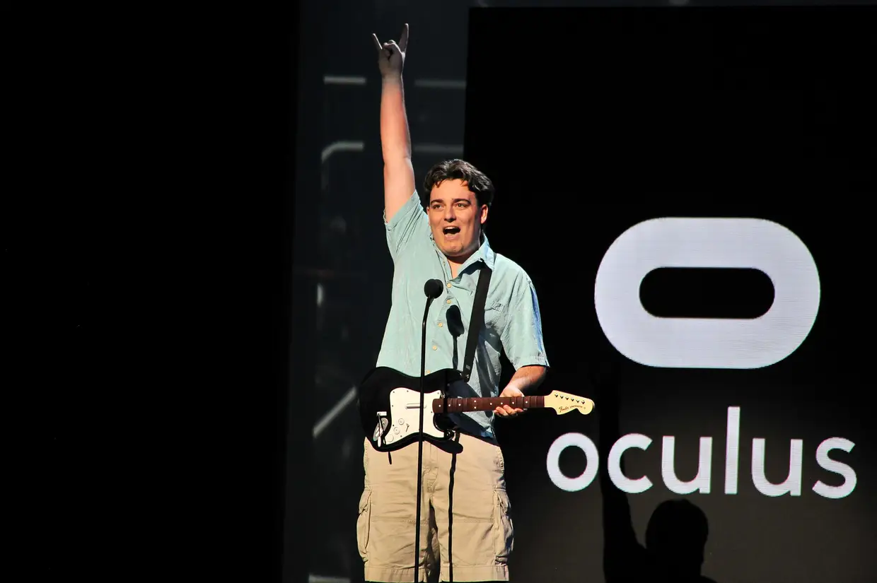 Palmer Luckey, fundador da Oculus e da Anduril (dia 8, 15h40, palco principal.Está longe de ser uma personalidade consensual. Luckey fundou a Oculus (maior e mais importante empresa de tecnologias de Realidade Virtual) que acabou por ser comprada pela Facebook. Acabou por sair da empresa após ter apoiado, secretamente, a candidatura de Donald Trump. Depois fundou a empresa Anduril dedicada à segurança eletrónica e que pretende ajudar a construir um muro virtual a separar os EUA do México. Qual é o futuro da Realidade Virtual? Poucos estarão melhor preparados para falar sobre o tema do que Palmer Luckey.