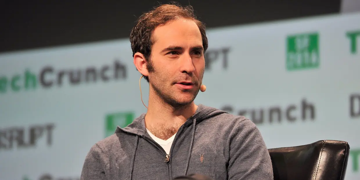 Emmet Shear, CEO, Twitch (dia 7, 12h15m, palco principal)A Amazon comprou o serviço de streaming de videojogos por mais de 1 mil milhões de dólares. Porquê? Este site tem mais de 900 mil espetadores, média diária, que passam horas em frente ao ecrã a ver jogadores de todo o mundo a fazer proezas nos videojogos. São números incríveis e será importante perceber como é vai evoluir esta plataforma e o que pensa Shear sobre o futuro do consumo de multimédia por parte das gerações mais novas.