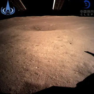 Uma das primeiras imagens do lado ocultop da Lua que foram enviadas pela Chang'e 4 para a Terra