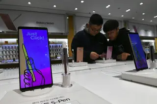 Samsung está a desenvolver telefone com ecrã completo e câmaras por baixo