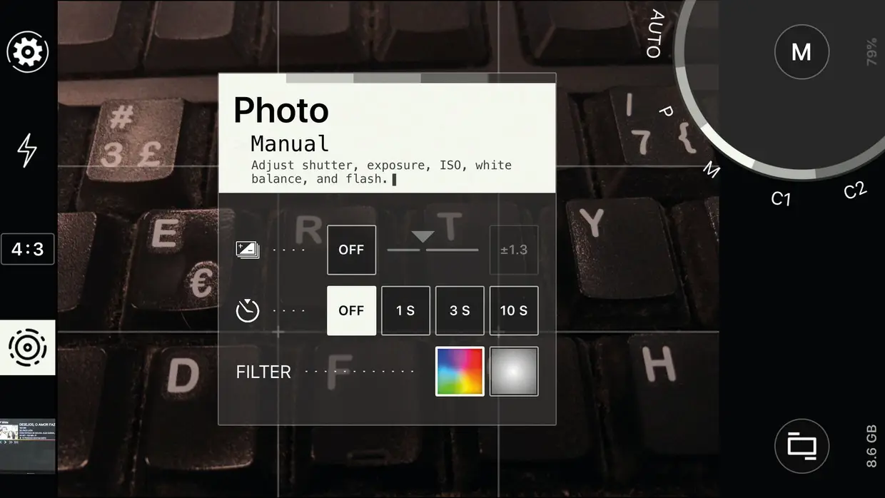 Para alterar o modo para manual, prima o botão A (automático) e rode até M (manual). Desta forma vai poder fazer ajustes de exposição, de tempo de obturação, de flash ou de sensibilidade ISO.