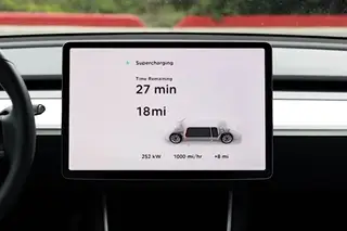 Novos Superchargers Tesla permitem carregar 120 km em 5 minutos