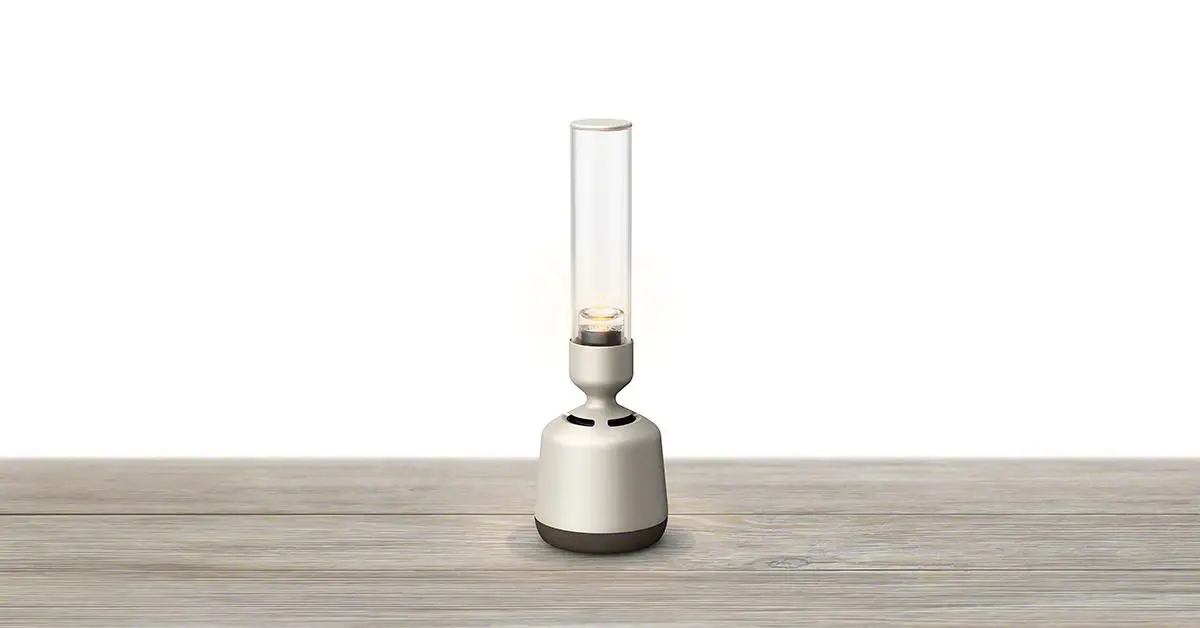 A nova Sony Glass Sound Speaker LSPX-S2 possui uma tecnologia Advanced Vertical Drive desenvolvida pela Sony, que permite que a coluna reproduza som de 360º através da vibração do seu corpo de vidro orgânico. Estará à venda em maio por um preço de 600€