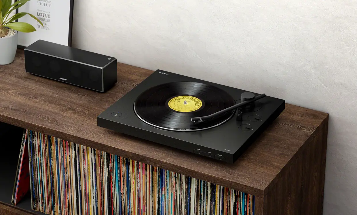 O LX310BT transporta o som retro do vinil para qualquer coluna sem fios, barra de som ou auscultadores, com transmissão Bluetooth. Estará disponível a partir de abril de 2019 por 200€