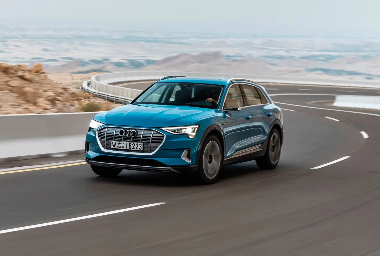 O Audi E-Tron é o primeiro 100% elétrico da marca alemã. Tem autonomia de cerca de 400 km e um preço base pouco acima dos 84 mil euros