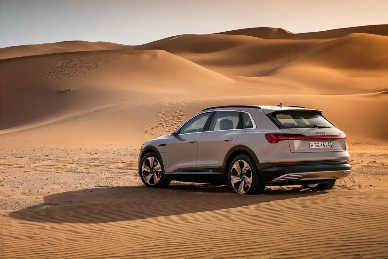 Este é um SUV grande (4,9 metros de comprimento) de tração integral (dois motores)