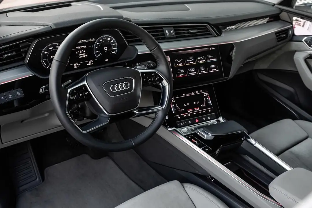 O interior tem um ar futurista, muito graças aos três ecrãs LCD que funcionam de modo complementar e que têm uma grande nível de personalização