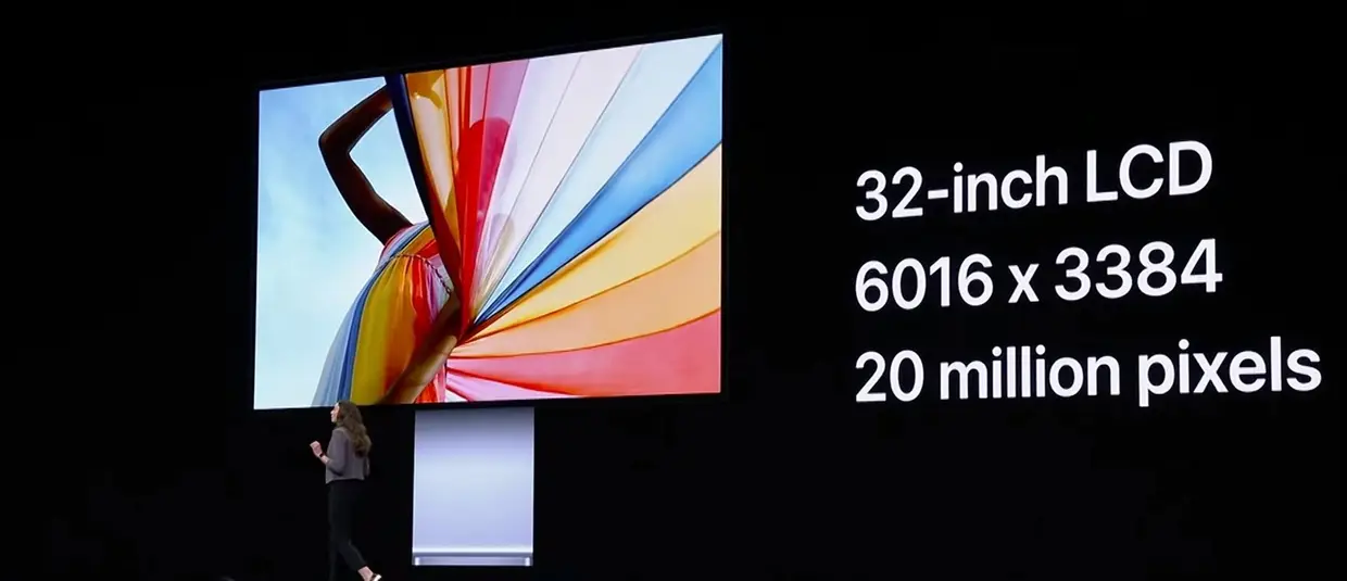Este monitor terá: 31,6" na diagonal; 6K de resolução; HDR; 1000 nits de luminosidade; contraste de 1000000:1; 576 zonas de full array local diming; gama de cores P3; conectividade Thunderbolt; sistema anti-reflexo