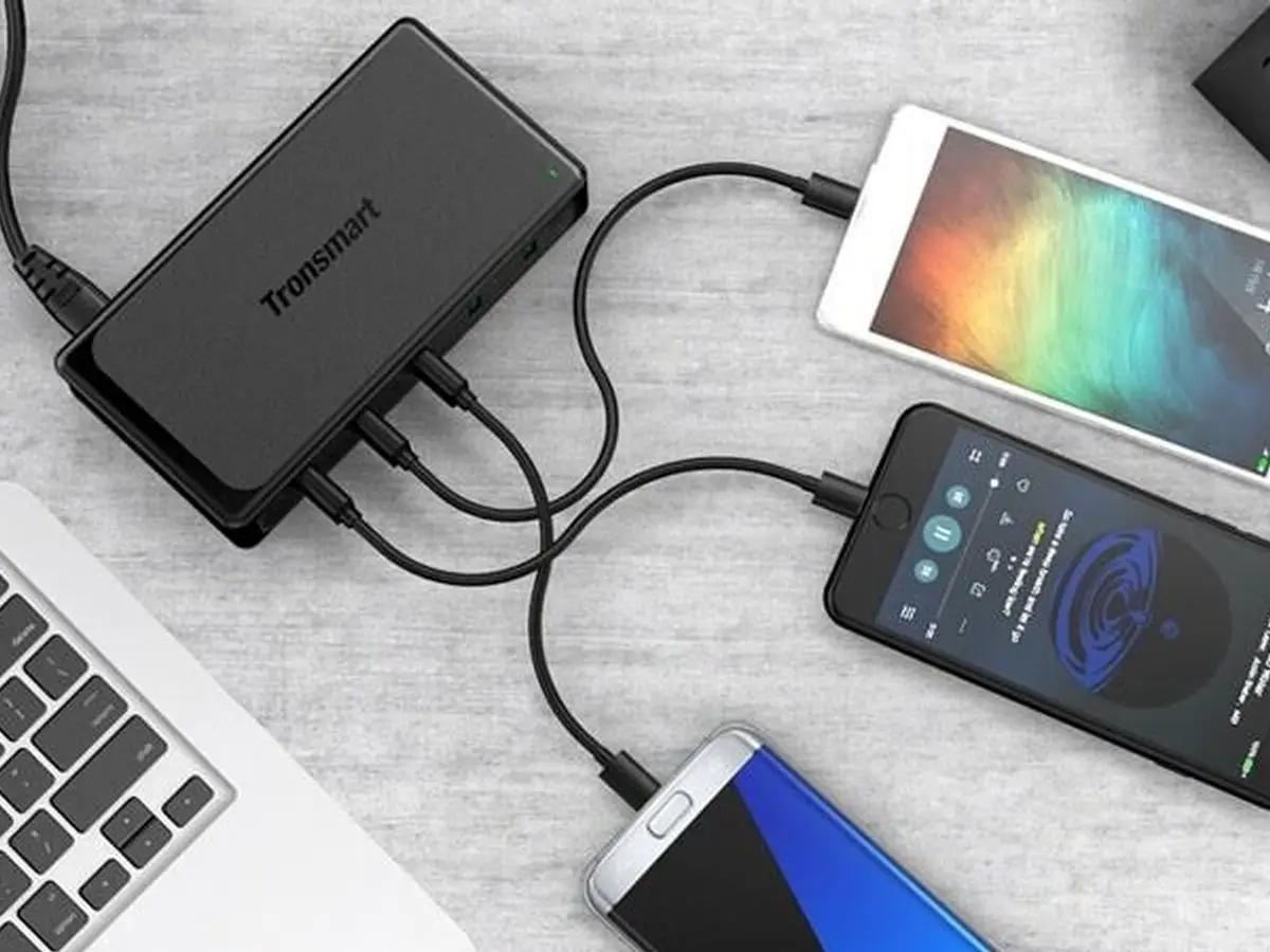 Uma porta USB pública deverá – em condições normais – apenas conferir energia ao equipamento. Mas independentemente do que lhe disserem, não há nada que impeça esta porta de aceder às informações do seu terminal.