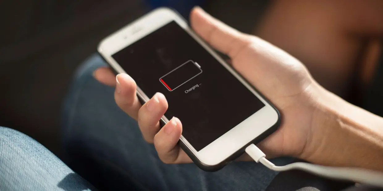 Dito isto, vamos explorar as opções que não passam pelo carregamento em portas USB públicas. Antes de tudo, como é natural, procure utilizar um carregador normal numa tomada pública. É um detalhe que faz toda a diferença, já que não há possibilidade de transferir dados.