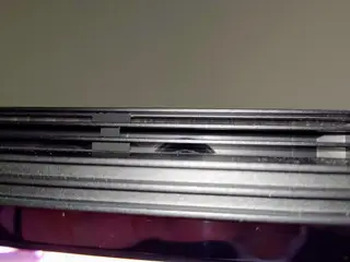 Um pormenor da grelha superior onde se consegue ver os altifalantes. Há um conjunto de três altifalantes em cada um dos cantos dos televisores Z9G