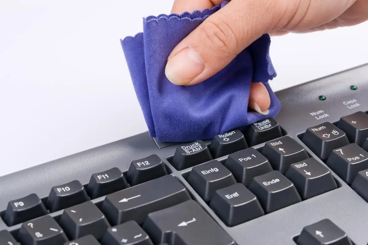 Para uma limpeza simples bastará virar o teclado ao contrário e, com um pano ou uma folha de jornal debaixo, agitá-lo para soltar eventuais migalhas, poeiras e outro tipo de sujidades que se possam desprender facilmente. Depois, bata-lhe suavemente no painel traseiro e use ar comprimido dentro e em volta das teclas para soltar o que quer que tenha ficado preso. No fim, limpe as teclas com álcool isopropílico num cotonete ou pano sem fios.