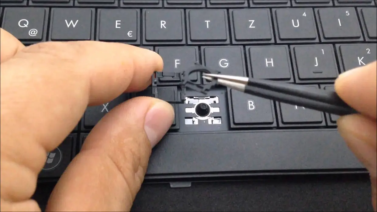 Para uma limpeza profunda, fotografe o teclado inteiro para se lembrar depois – sim, vai desmontá-lo. Levante cuidadosamente as teclas com uma pequena chave de fendas ou pinça (tenha atenção extra se o teclado for chiclete devido ao risco sério de danificar o mecanismo). Use ar comprimido para remover a sujidade evitando tocar em qualquer elemento mecânico ou eletrónico e limpe as teclas como no passo 1. No fim, ponha tudo no lugar certo.