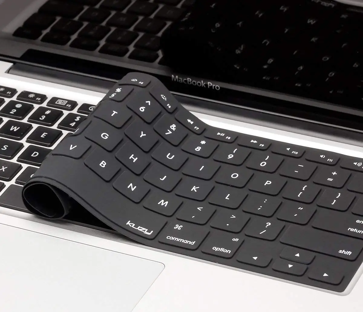 No caso dos computadores portáteis a história é outra – não só porque se trata de teclados mais delicados, mas também porque uma limpeza profunda pode anular a garantia sobre o equipamento. A opção passa por limpar regularmente a sujidade à superfície e usar uma capa de teclado de laptop. Nunca ouviu falar disto? Então faça uma pesquisa na Internet e veja como é relativamente fácil e barato encontrar a solução certa para o seu modelo.