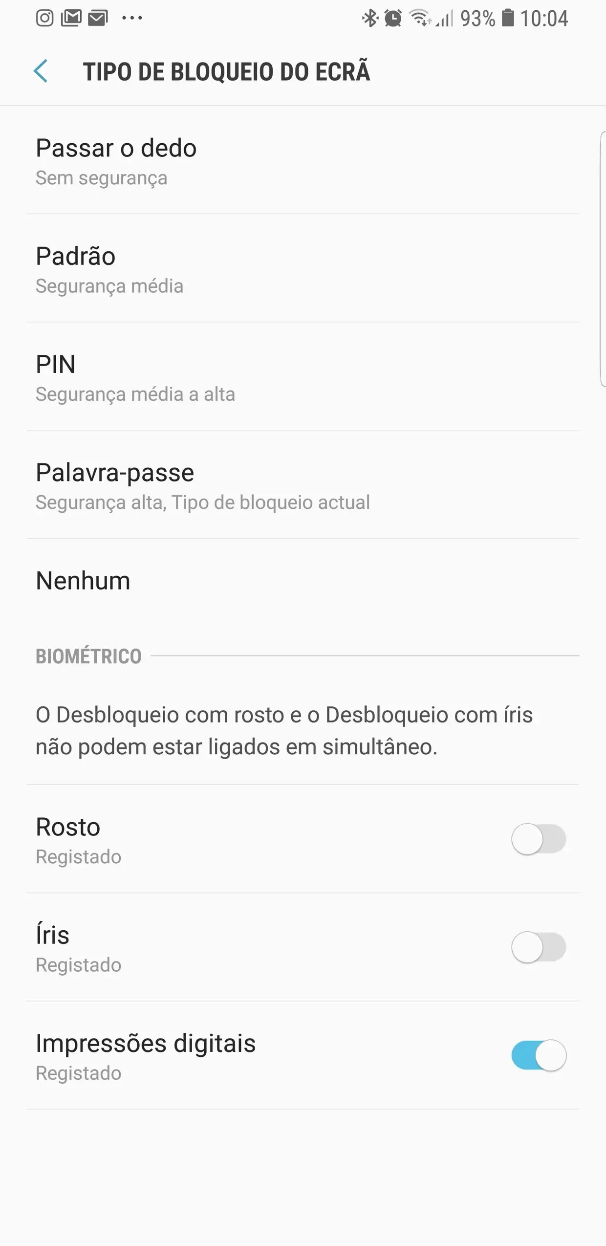 O ecrã de bloqueio é o primeiro nível de segurança. É muito importante que o Pin ou a palavra passe seja forte, e não possa ser facilmente associada a si. Siga até Definições > Segurança e escolha o método que mais gosta.