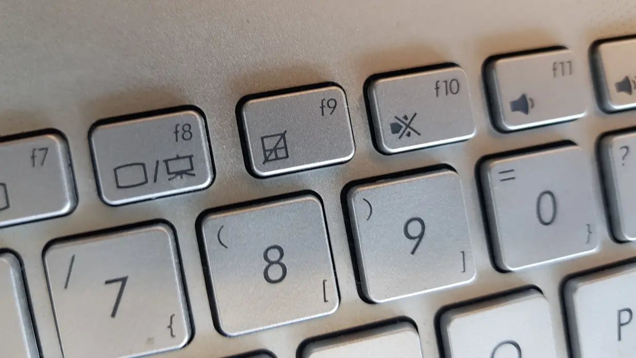 Se não conseguir ativar esta opção que automatiza o processo, pode desligar o touchpad manualmente. No teclado procure a tecla que desliga/liga o touchpad.