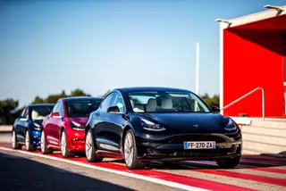 Mesmo após muitas voltas e muita borracha queimada, o Model 3 Performance manteve o desempenho. Um comportamento muito diferente do Model S ou X