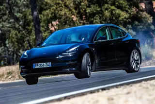 Os testes incluíram vários momentos em que fizemos o Model 3 derrapar e fazer peões. Uma experiência surpreendente para um carro elétrico com tração integral