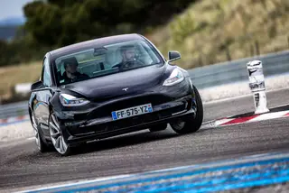 Depois de algum tempo a aprender a pista e a conhecer melhor o carro ficámos convencidos que, apesar de não ter sido criado para isso, o MP3 Performance pode ser "um carro de corridas" A Tesla criou o carro mais completo do mercado: é um familiar de utilização económica muito bem equipado tecnologicamente, mas também é um desportivo divertido de conduzir