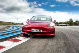 É muito fácil manter o carro na trajetória certa. Mesmo em Track Mode os algoritmos dão uma ajuda importante. Mais ao gosto dos amadores do que dos pilotos
