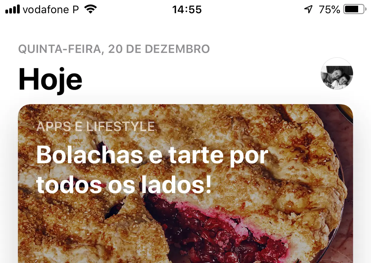 Tem um iPhone? Bom, então sabe que tem mesmo que fazer download de aplicações na App Store – não existe outra hipótese. Abra a app store no seu iPhone ou iPad e clique no ícone com a silhueta no canto superior direito.
