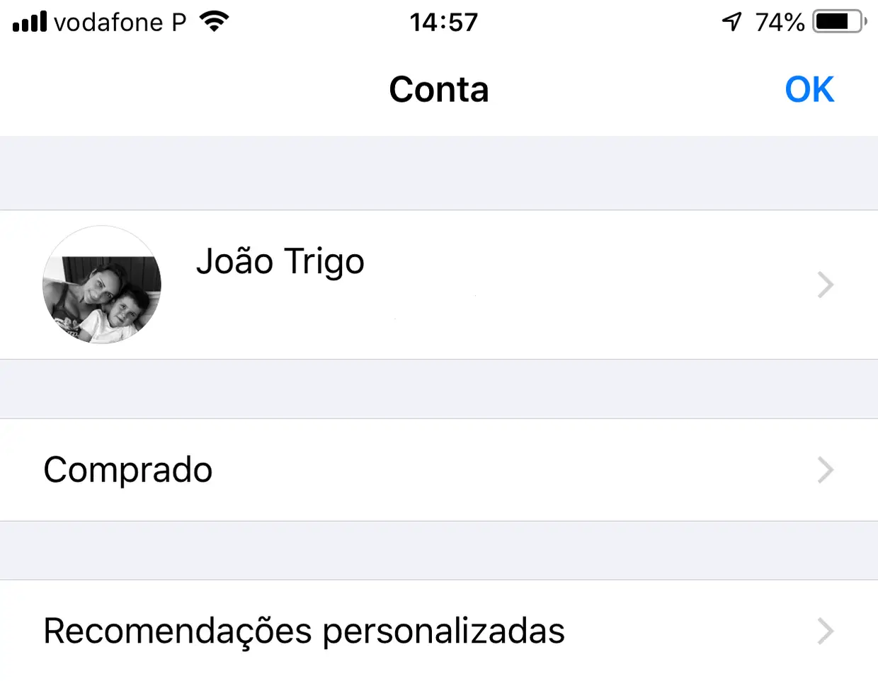 Vai entrar na área de gestão de compras da App Store, onde pode utilizar cartões-oferta ou adicionar fundos, entre outras ações. Repare na primeira opção – Comprado. Entre nesta área clicando no separador.