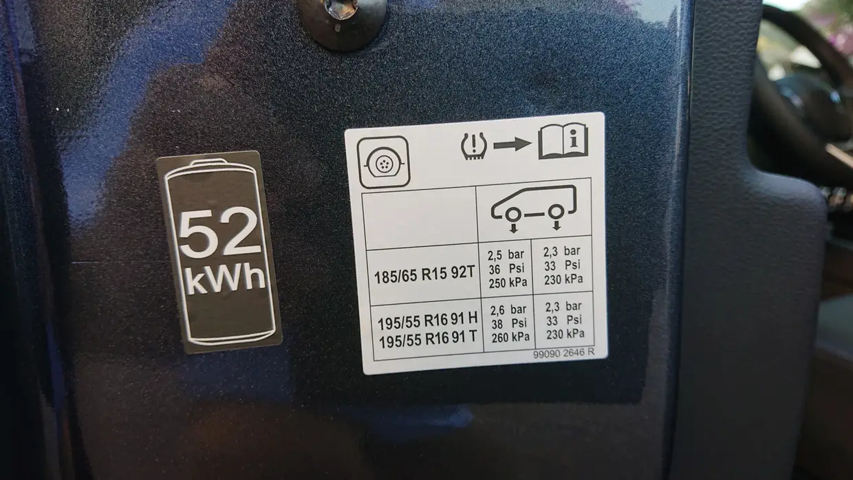 A capacidade da bateria é de 52 kWh, o que permite uma autonomia máxima de quase 400 km (WLTP)