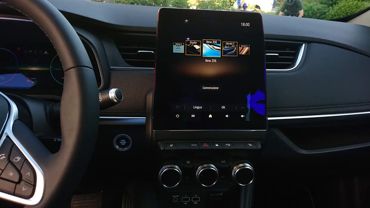 O eccrã central tátil ao alto tem uma interface que nos pareceu elegante e simples de utilizar