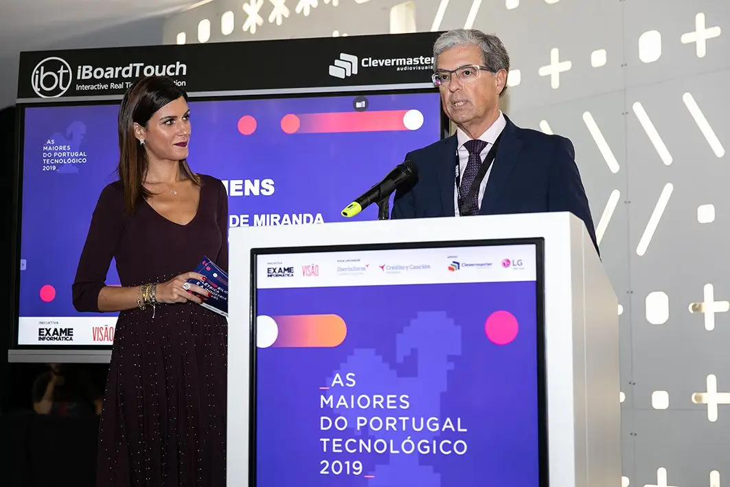 À direita, Pedro Pires de Miranda, líder da Siemens Portugal, deixa uma palavra sobre a distinção recebida na categoria de Fabrico de tecnologias e sobre o desempenho alcançado pela gigante alemã nas redes elétricas e nas novas formas de mobilidade