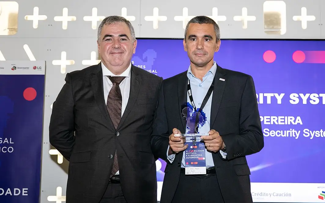 À direita, António Pereira, diretor de Fábrica da Bosch Security Systems, recebeu a distinção relativa à liderança das Exportações. Além de exportar mais de 90% da produção, a empresa garantiu um crescimento de 30% em 2018