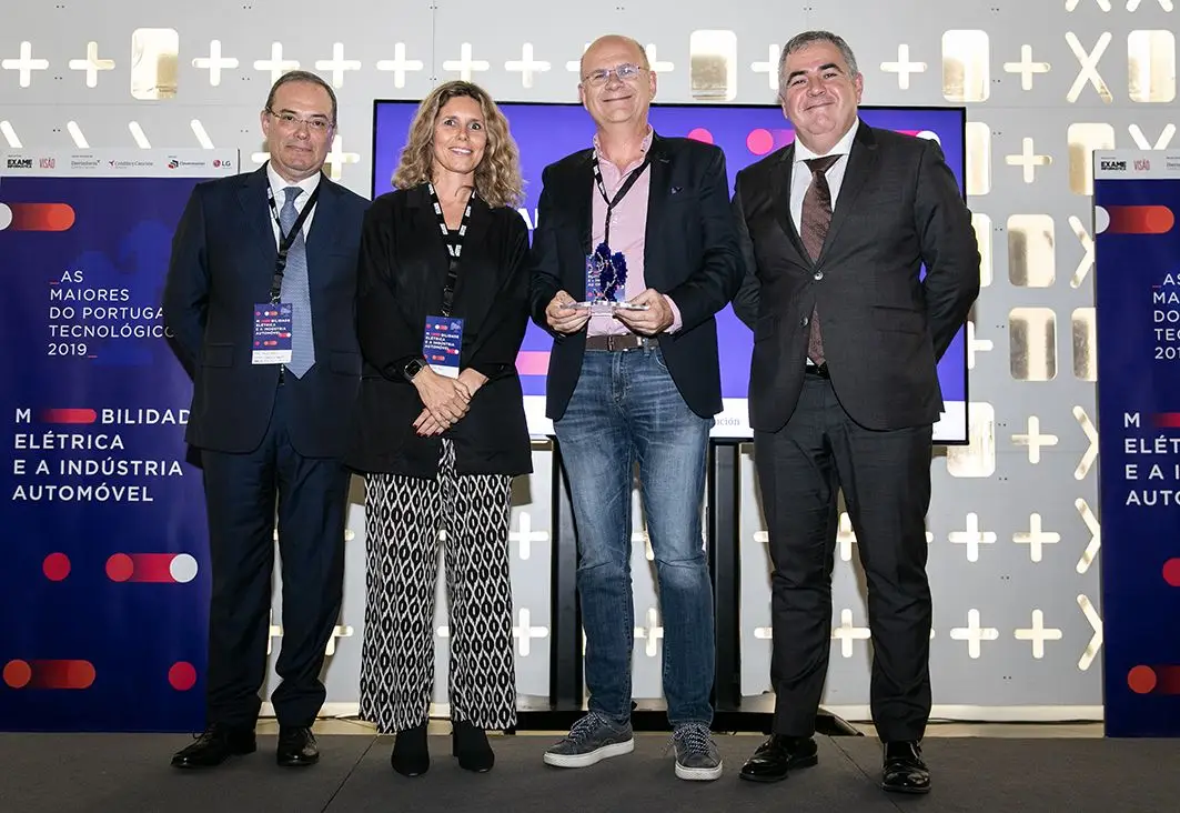 Sorin Ticrea, diretor de Engenharia da Farfetch, ladeado por Paulo Morais, Mafalda Anjos e António Monteiro, no momento de receber o prémio Top Score, com a liderança absoluta do ranking d' As Maiores do Portugal Tecnológico