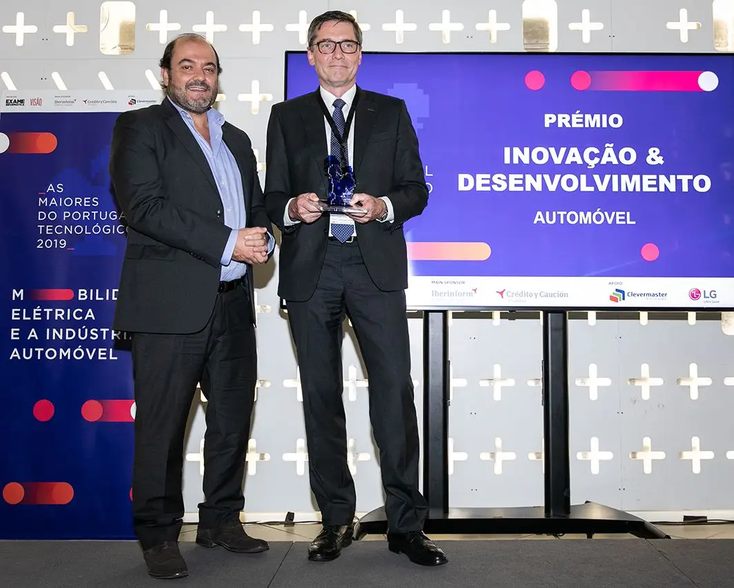Pedro Oliveira, diretor da Área Digital da Trust In News, entregou o prémio relativo ao Fast Mover Emprego no Setor Automóvel a Jürgen Haase, diretor de Recursos Humanos e Organização da Autoeuropa