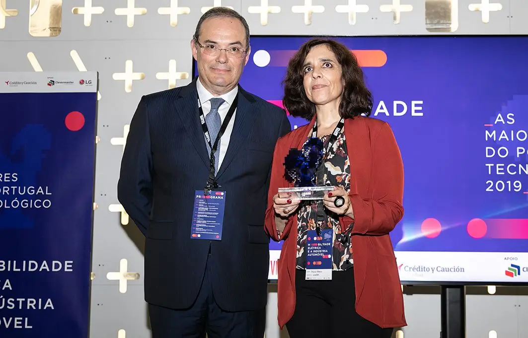 Paulo Morais, diretor-geral da Iberinform, entrega o prémio Fast Mover em Emprego de Investigação e Desenvolvimento a Cristina Pereira, dos Recursos Humanos da Simoldes, pelo trabalho levado a cabo nos moldes de componentes para automóveis