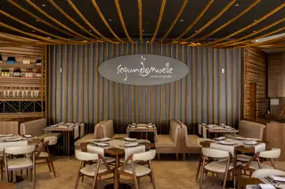 A decoração marítima, com cordas que pendem do teto, marca o Segundo Muelle, restaurante peruano que abriu este agosto em Lisboa