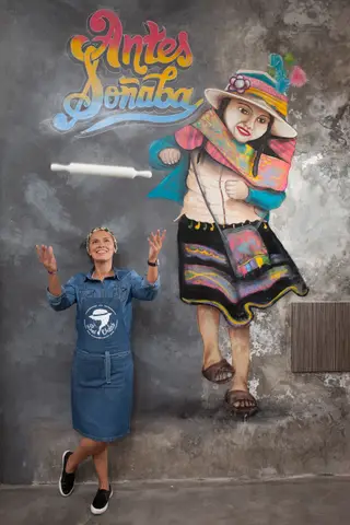 Valeria Olivari abriu o seu atelier de pastelaria em Arroios, Lisboa. Chamou-lhe "Las Cholas", em homenagem às mulheres andinas que descem das montanhas para trabalhar nas casas como empregadas domésticas