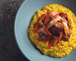 O risotto de quinoa (ou "quinotto") do Segundo Muelle é servido com cordeiro e ají amarelo