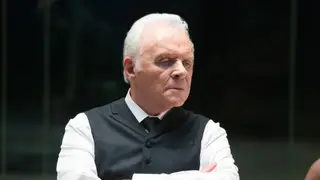 Anthony Hopkins interpreta Dr. Ford, um homem capaz de tudo para que os desejos dos visitantes sejam satisfeitos