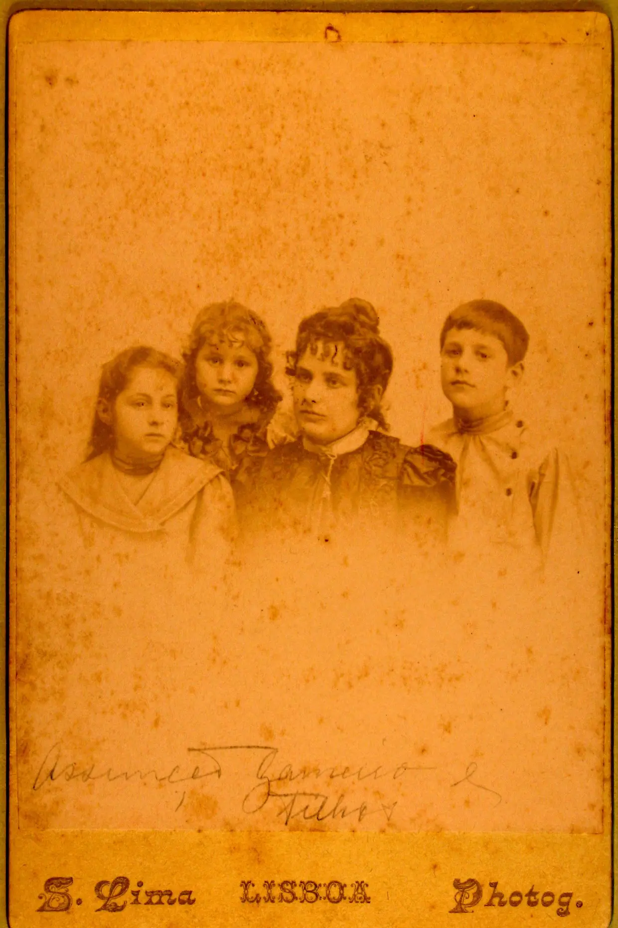 Helena aos cinco anos, com a mãe, Assunção Roque Gameiro, e os dois irmãos mais velhos: Raquel e Manuel. Mamia e Ruy nasceriam depois. Foto de 1900